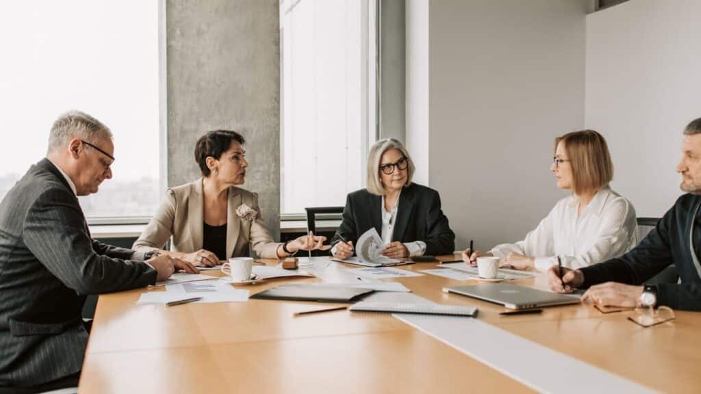 ¿Cómo es el comprador industrial hoy? Perfil, comportamiento y claves para influir en su decisión 2 ¿Quién toma las decisiones en una compra industrial? El perfil del comprador industrial